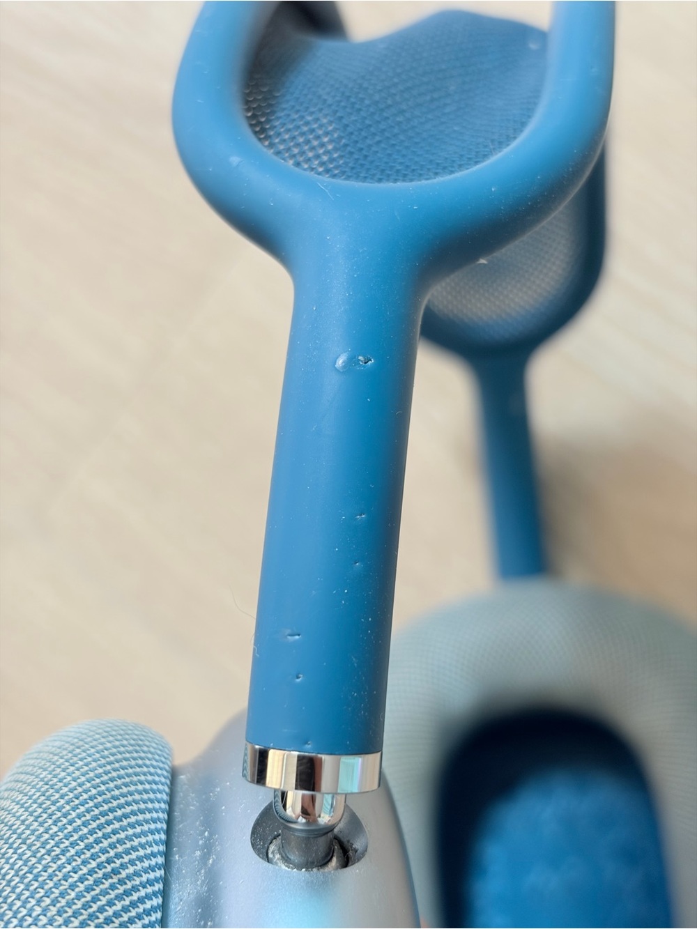 Apple AirPods Max Over-Ear Headphones - Silver and Blue - Picture 6 of 7